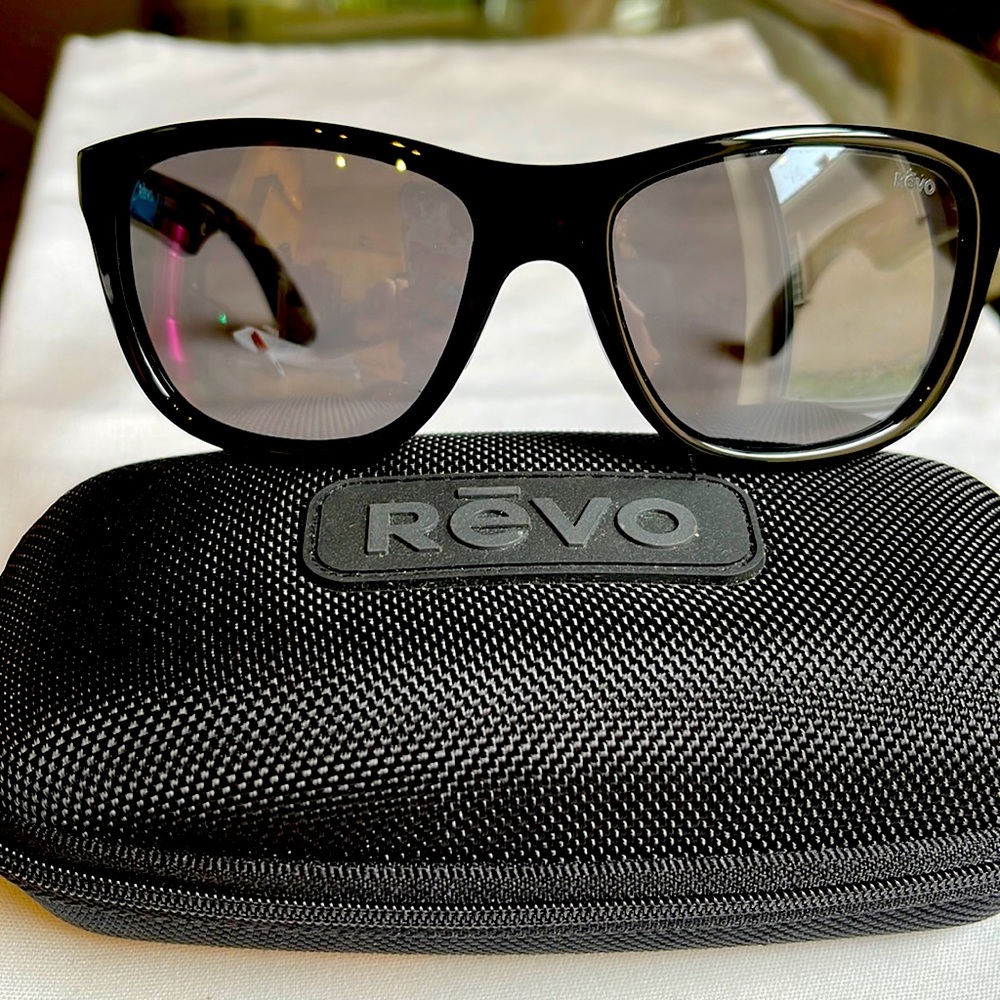 REVO OTIS 1001 10 POLARIZED black frames, graphite lens, wayfarer shape unisex